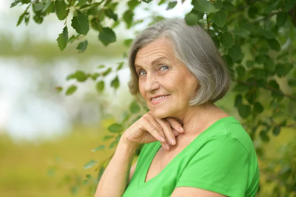 Mujer mayor al aire libre — Foto de Stock