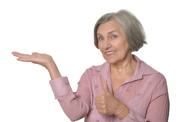 Ältere Frau zeigt auf Kopierraum — Stockfoto