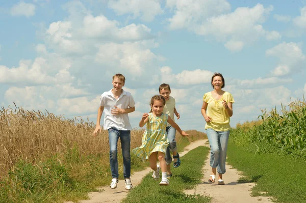 Familjen kör på en grusväg — Stockfoto