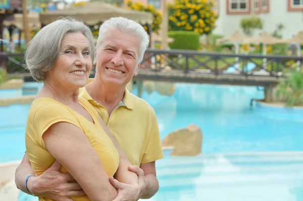 Seniorenpaar mit Pool im Resort — Stockfoto