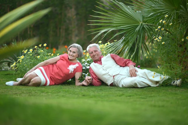 Älteres Paar liegt auf Gras — Stockfoto