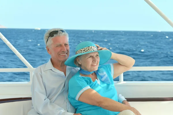 Idosos casal em barco no mar — Fotografia de Stock