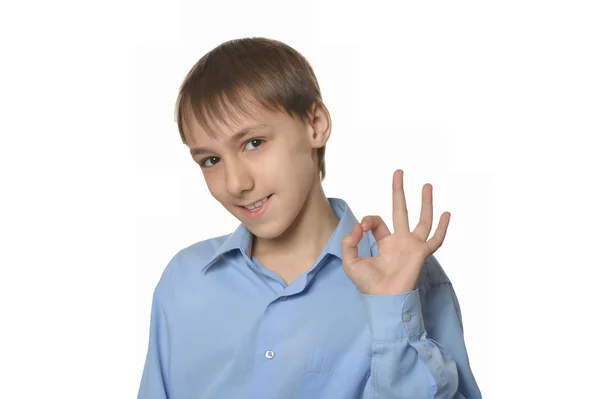 Jovem sorrindo menino mostrando ok — Fotografia de Stock