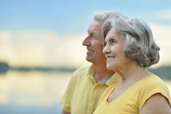 Красива старша пара на відкритому повітрі — стокове фото