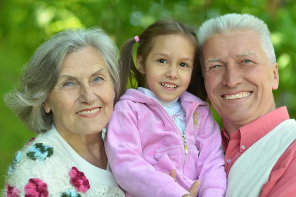 Dziadkowie z wnuczka — Zdjęcie stockowe