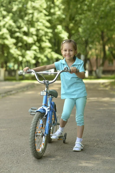 Petite fille avec vélo en été — Photo