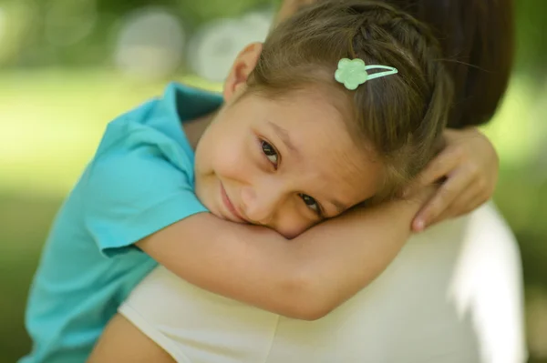 Bambina con madre all'aperto — Foto Stock