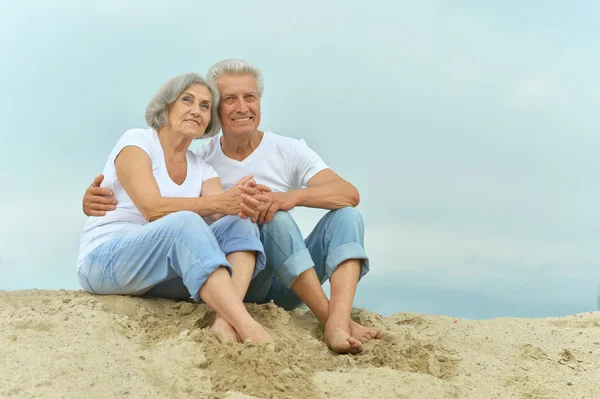 Amusing elderly couple on the beach — Stock Photo, Image
