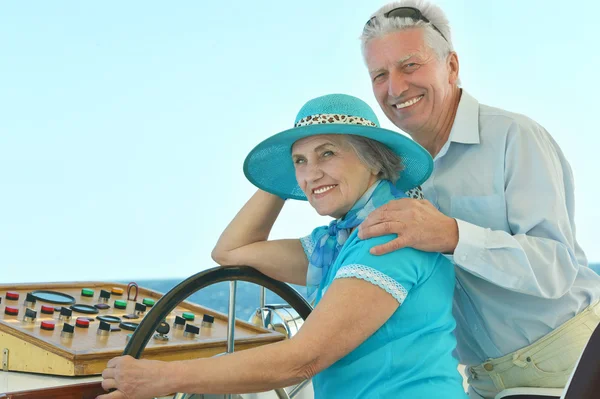 Пенсионеры катаются на лодке по морю — стоковое фото