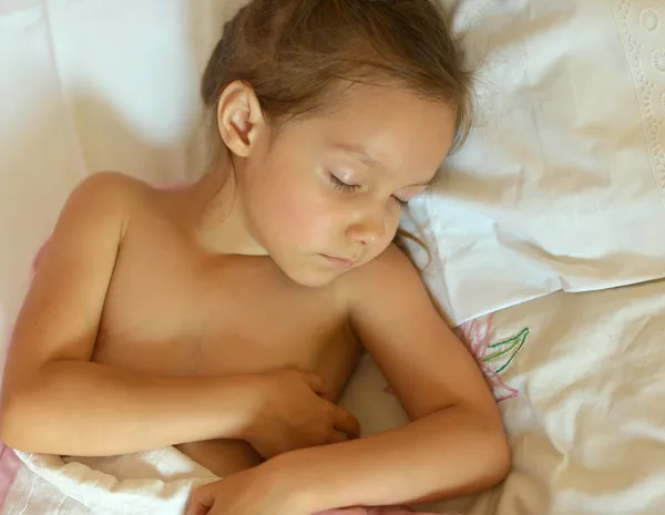 Bambina che dorme nel suo letto — Foto Stock
