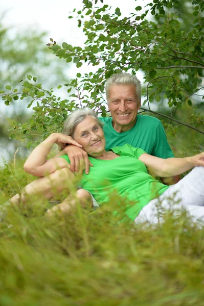 Senior koppel in zomer veld — Zdjęcie stockowe