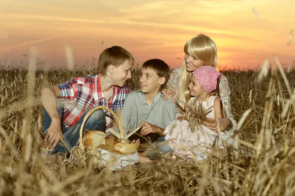 Mamma con bambini sul campo di grano — Foto Stock