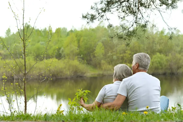 Seniorenpaar in der Nähe des Flusses — Stockfoto