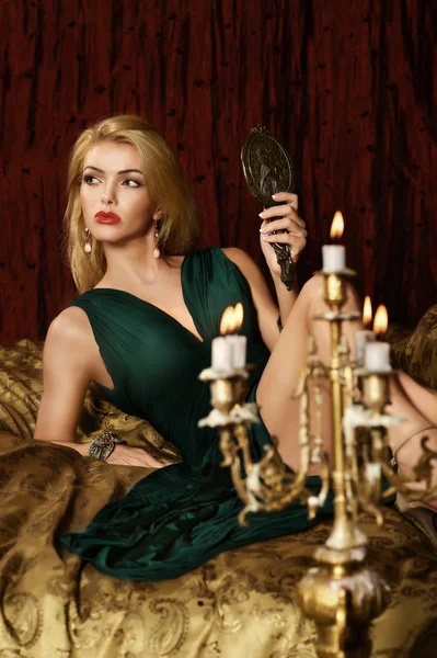 Blondine liegt mit Spiegel im Bett — Stockfoto