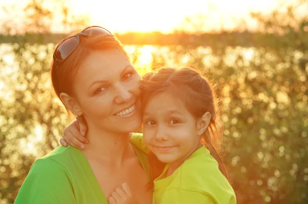 Madre y su hija al aire libre — Foto de Stock