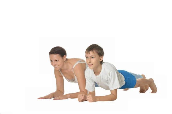 Matka i syn robi ćwiczenia — Zdjęcie stockowe