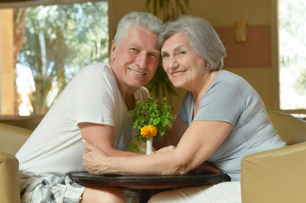 Seniorenpaar sitzt auf dem Tisch — Stockfoto
