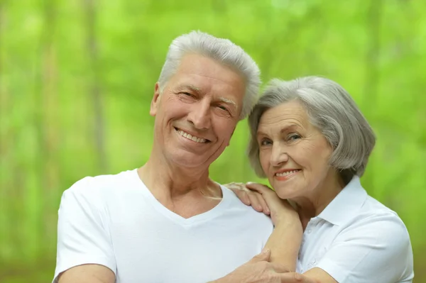 Красивая пожилая пара в летнем парке — стоковое фото