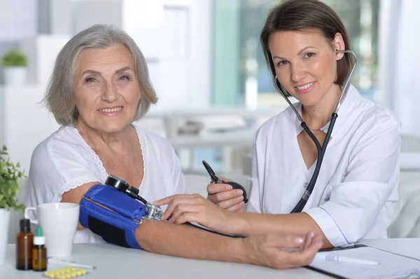 Femme Médecin Mesure Pression Son Patient Âgé — Photo