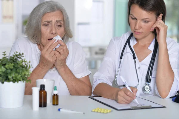 Portrait Femme Âgée Hôpital Avec Médecin Attentionné — Photo