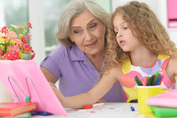 Porträt Eines Kleinen Mädchens Das Mit Seiner Großmutter Hause Hausaufgaben — Stockfoto