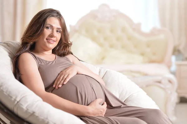 Evde Poz Güzel Hamile Kadın — Stok fotoğraf