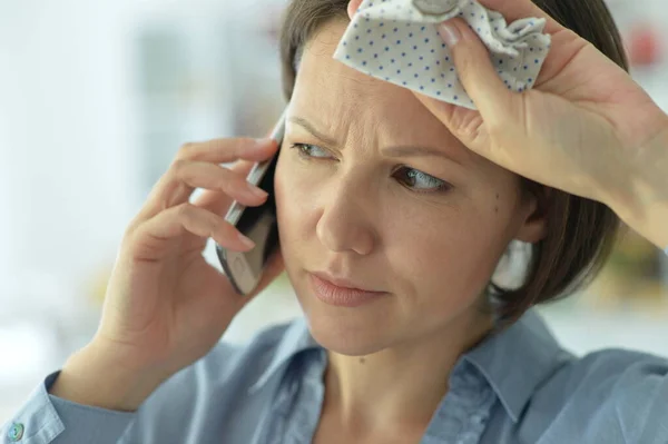 Portrait Young Woman Talking Phone — Stock Photo, Image