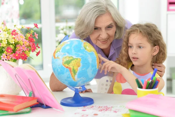 Portrait Mignonne Petite Fille Avec Petite Fille Maison Regardant Globe — Photo