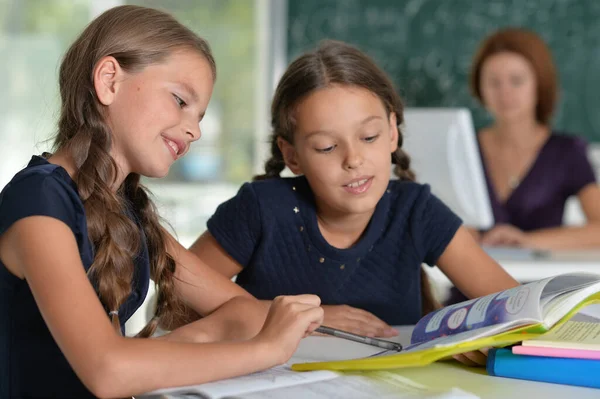 Belles Filles Étudiant Bureau Dans Salle Classe — Photo