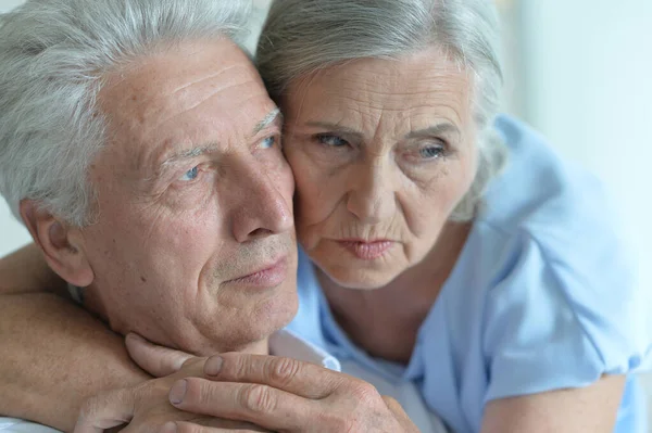 Retrato Una Triste Pareja Ancianos Posando Casa —  Fotos de Stock