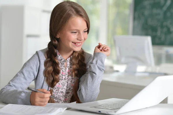 Aranyos Iskolás Lány Segítségével Laptop Szobában — Stock Fotó
