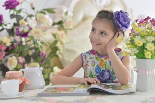 Nettes Mädchen Trinkt Tee Während Hause Magazin Liest — Stockfoto