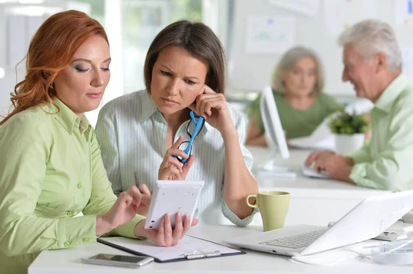 Mujeres Negocios Que Trabajan Oficina Moderna Escritorio — Foto de Stock