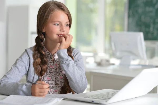 Schattig Schoolmeisje Met Behulp Van Laptop Kamer — Stockfoto