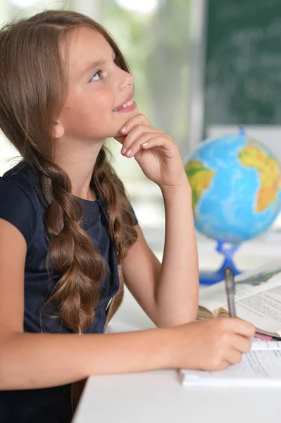 Portret Uroczej Dziewczyny Studiującej Klasie — Zdjęcie stockowe