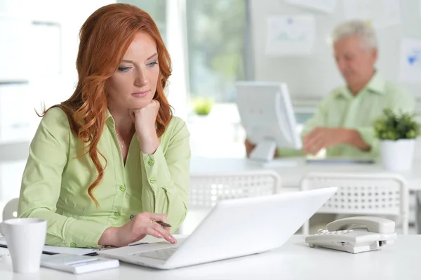 Mujer Negocios Que Trabaja Con Ordenador Portátil Escritorio Oficina — Foto de Stock