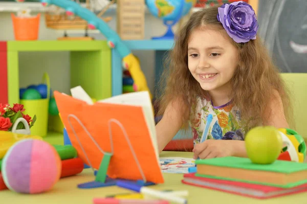 Pouco Bonito Menina Leitura Livro Mesa Casa — Fotografia de Stock