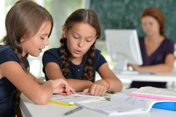 Leerlingen Die Aan Het Bureau Studeren Klas — Stockfoto