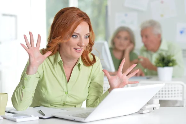 Feliz Joven Mujer Negocios Con Ordenador Portátil Oficina — Foto de Stock