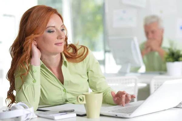 Junge Geschäftsfrau Arbeitet Mit Laptop Schreibtisch Büro — Stockfoto