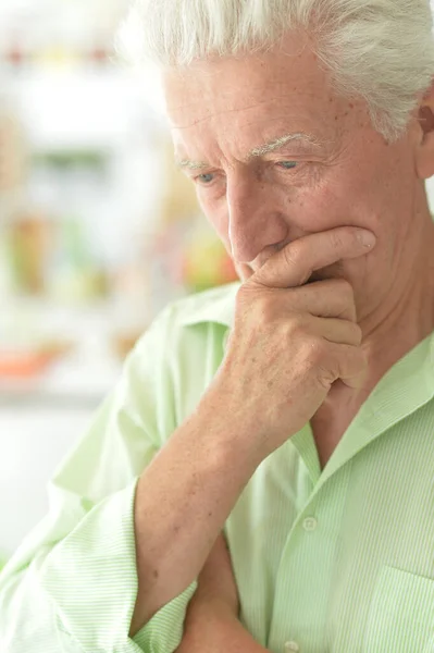 Porträtt Sorgsen Äldre Man Tänker — Stockfoto