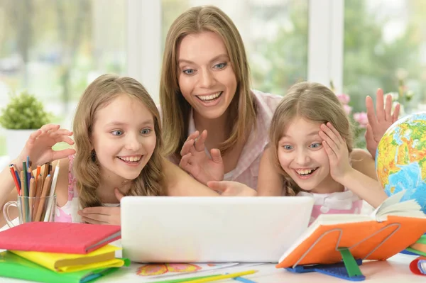 Portret Van Gelukkig Moeder Haar Dochters Met Behulp Van Laptop — Stockfoto