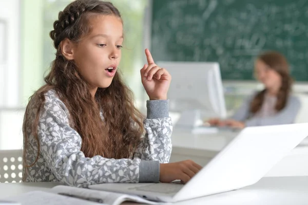 Ritratto Ragazza Carina Idea Mentre Studia Con Computer Portatile Classe — Foto Stock