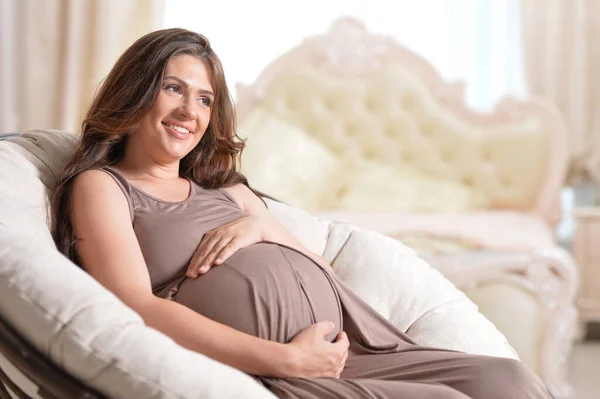 Hermosa Mujer Embarazada Posando Casa — Foto de Stock