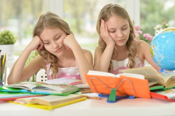 Dua Gadis Sedang Duduk Dan Membaca Buku — Stok Foto