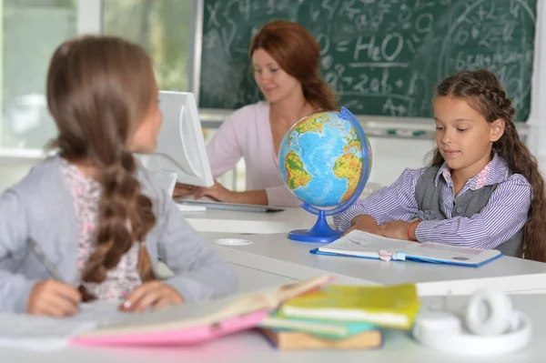 Schüler Lernen Unterricht Klassenzimmer — Stockfoto