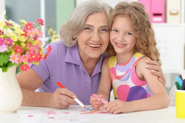 Portret Van Een Schattig Klein Meisje Tekening Met Haar Grootmoeder — Stockfoto