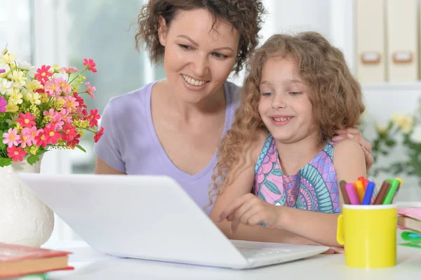 Mãe Filha Usando Laptop — Fotografia de Stock