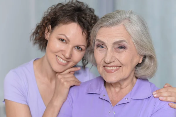 Mature Woman Embracing Adult Daughter Home — Stock Photo, Image