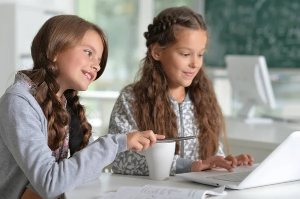 Gyönyörű Lányok Tanul Asztalnál Laptop Osztályteremben — Stock Fotó